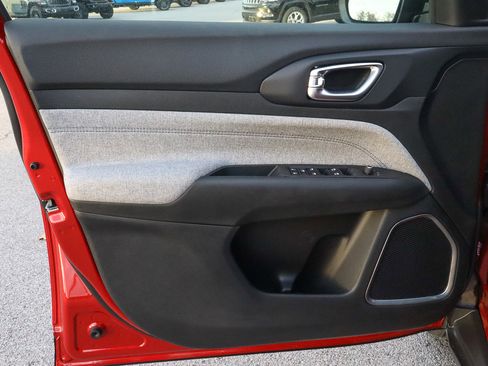 New 2026 Jeep Compass Latitude image 9