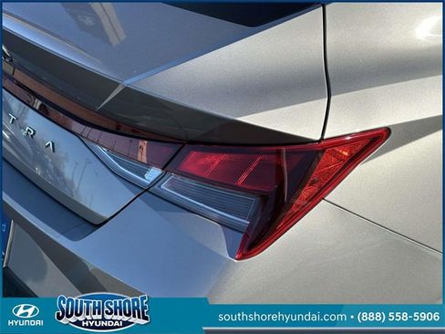 Certified 2021 Hyundai Elantra SE image 11