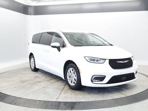 Certified 2023 Chrysler Pacifica Touring-L FWD image 10