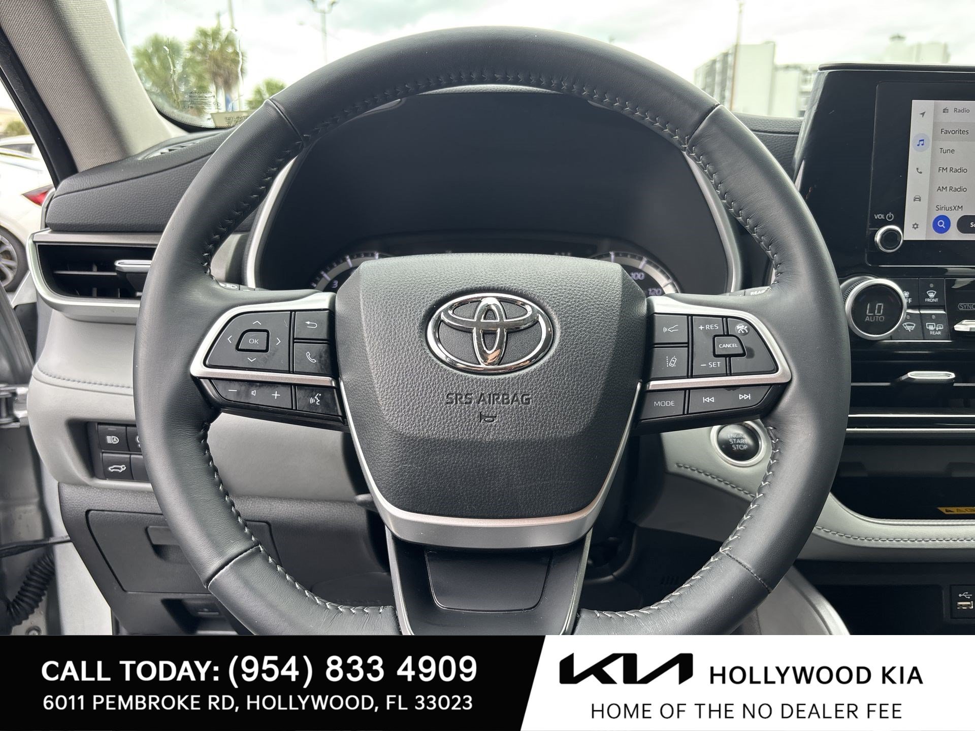Used 2024 Toyota Highlander XLE FWD image 11
