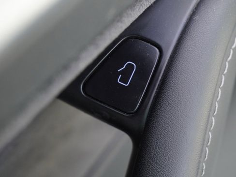 Used 2022 Tesla Model Y Performance image 8