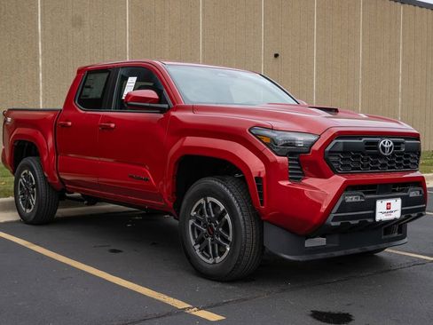 New 2025 Toyota Tacoma TRD Sport image 2