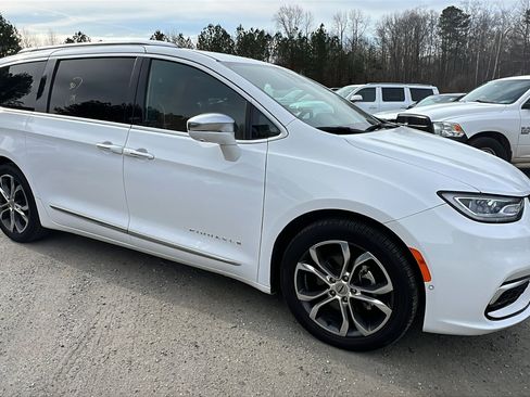 Used 2024 Chrysler Pacifica Pinnacle image 5