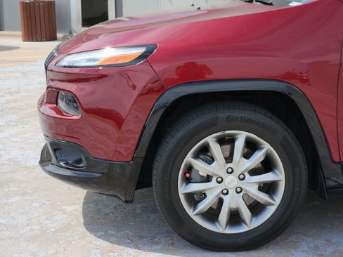 Used 2018 Jeep Cherokee Latitude AWD/4WD image 8
