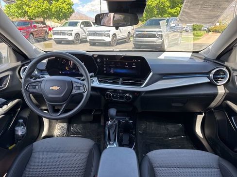 Used 2025 Chevrolet Trax LT FWD image 12