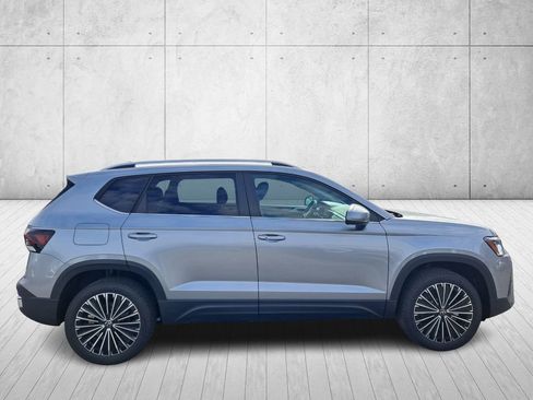 Used 2025 Volkswagen Taos SE image 4