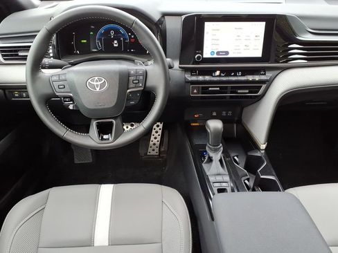 Used 2025 Toyota Camry SE w/ Convenience Package image 13