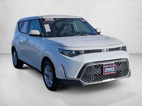 Used 2023 Kia Soul LX w/ LX Technology Package FWD image 3