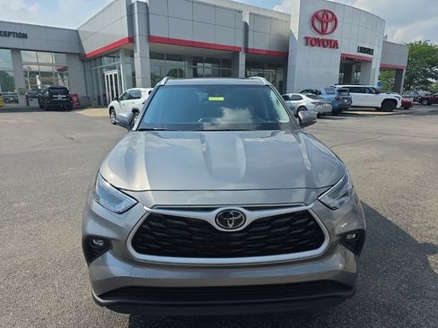 Used 2025 Toyota Highlander XLE AWD/4WD image 3