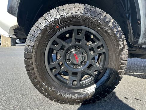 Used 2017 Toyota Tacoma TRD Sport w/ Tow Package (A/T) image 11