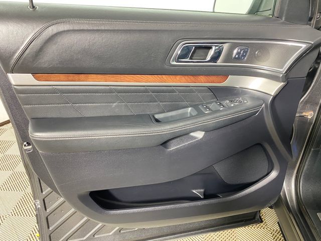 Used 2018 Ford Explorer Platinum AWD/4WD image 11