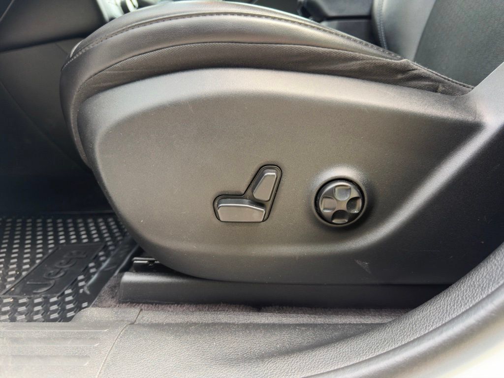 Used 2019 Jeep Cherokee Latitude Plus w/ Cold Weather Group AWD/4WD image 24