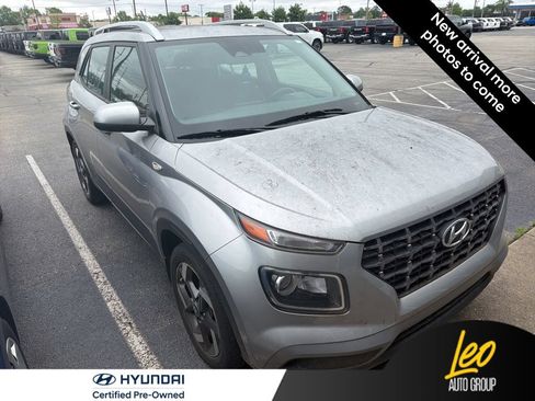 Used 2023 Hyundai Venue SEL FWD image 2