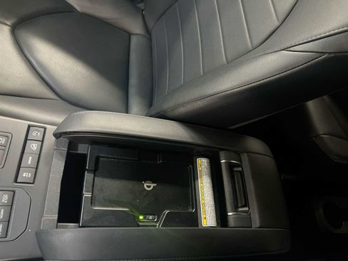 Used 2020 Toyota Highlander XLE image 28