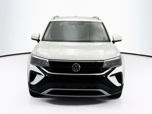 Used 2022 Volkswagen Taos SE FWD image 2
