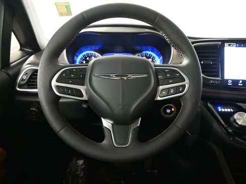 Used 2025 Chrysler Pacifica Pinnacle w/ Trailer Tow Group FWD image 36
