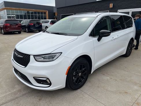 Used 2024 Chrysler Pacifica Touring-L image 3