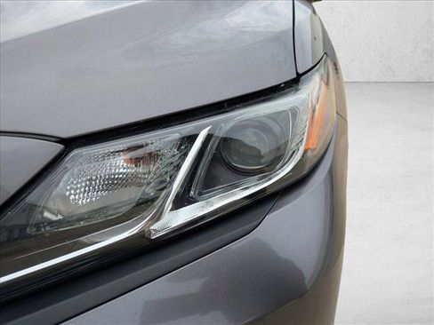 Used 2019 Toyota Camry SE image 6