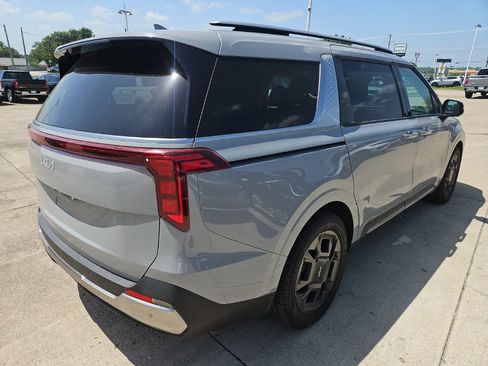Used 2025 Kia Carnival SX FWD image 3