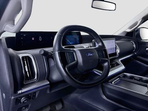 Certified 2025 Ford Expedition Max Platinum w/ Driver's Package AWD/4WD image 9