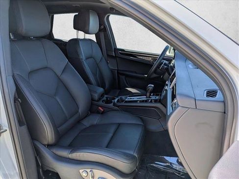 Used 2025 Porsche Macan image 25