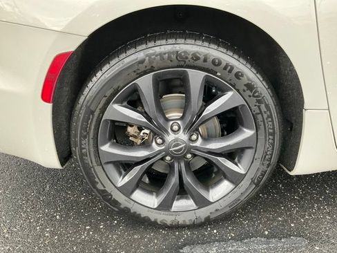 Used 2019 Chrysler Pacifica Limited w/ S Appearance Package FWD image 9