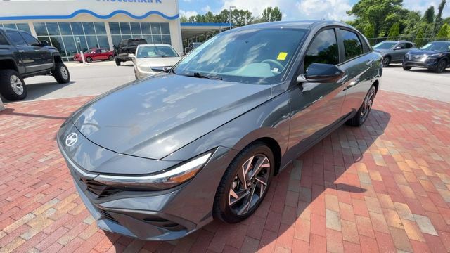 Used 2025 Hyundai Elantra Sport FWD image 5