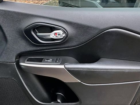 Used 2019 Jeep Cherokee Limited image 22