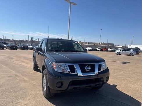 Used 2016 Nissan Frontier SV image 3