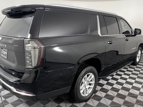 Used 2025 Chevrolet Suburban LT w/ Comfort Package image 13