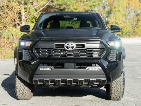 Used 2024 Toyota Tacoma TRD Off-Road image 5