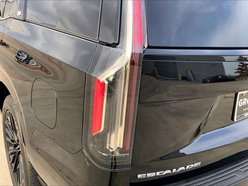 Used 2023 Cadillac Escalade V w/ Heavy-Duty Trailer Package image 24