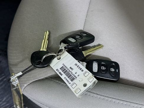 Used 2018 Hyundai Elantra SE w/ SE Connectivity Package 04 FWD image 8