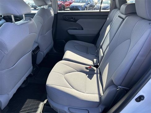 Used 2023 Toyota Highlander L image 17