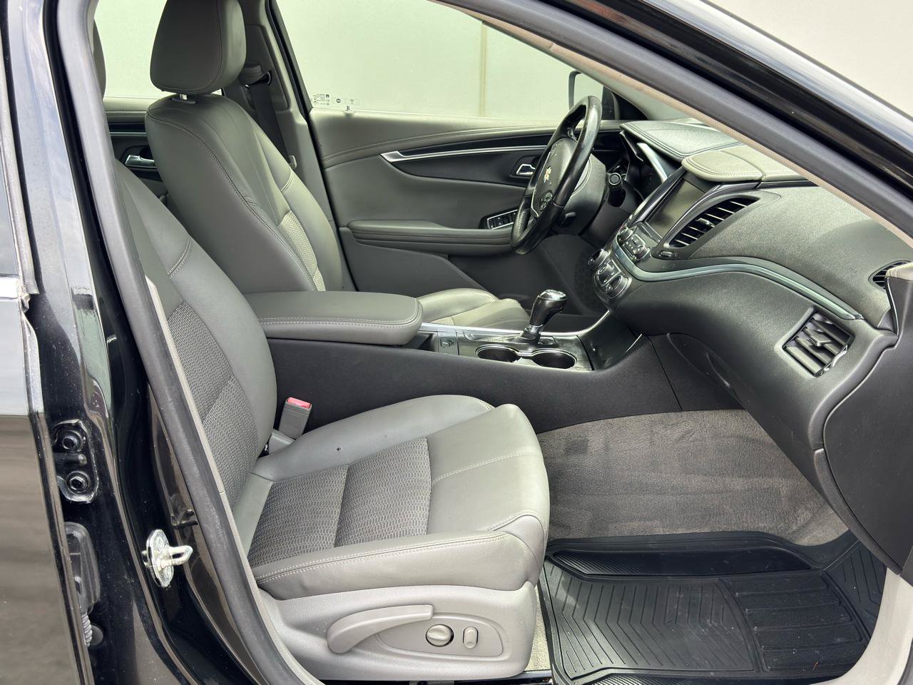 Used 2019 Chevrolet Impala LT FWD image 14