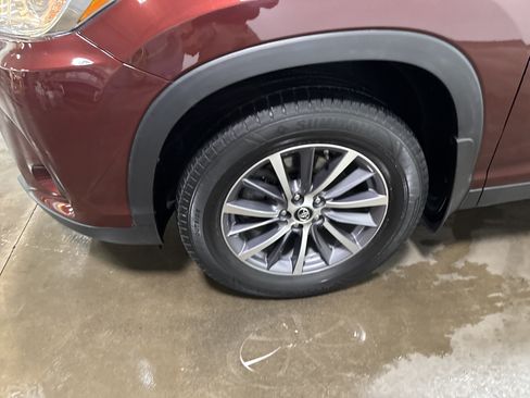 Used 2019 Toyota Highlander XLE AWD/4WD image 9