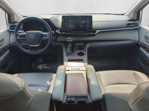 Used 2022 Toyota Sienna XLE FWD image 22