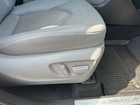 Used 2024 Toyota Highlander Limited image 22