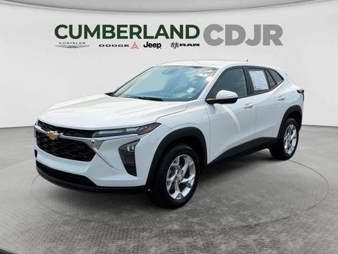 Used 2024 Chevrolet Trax LS w/ LS Convenience Package FWD image 1