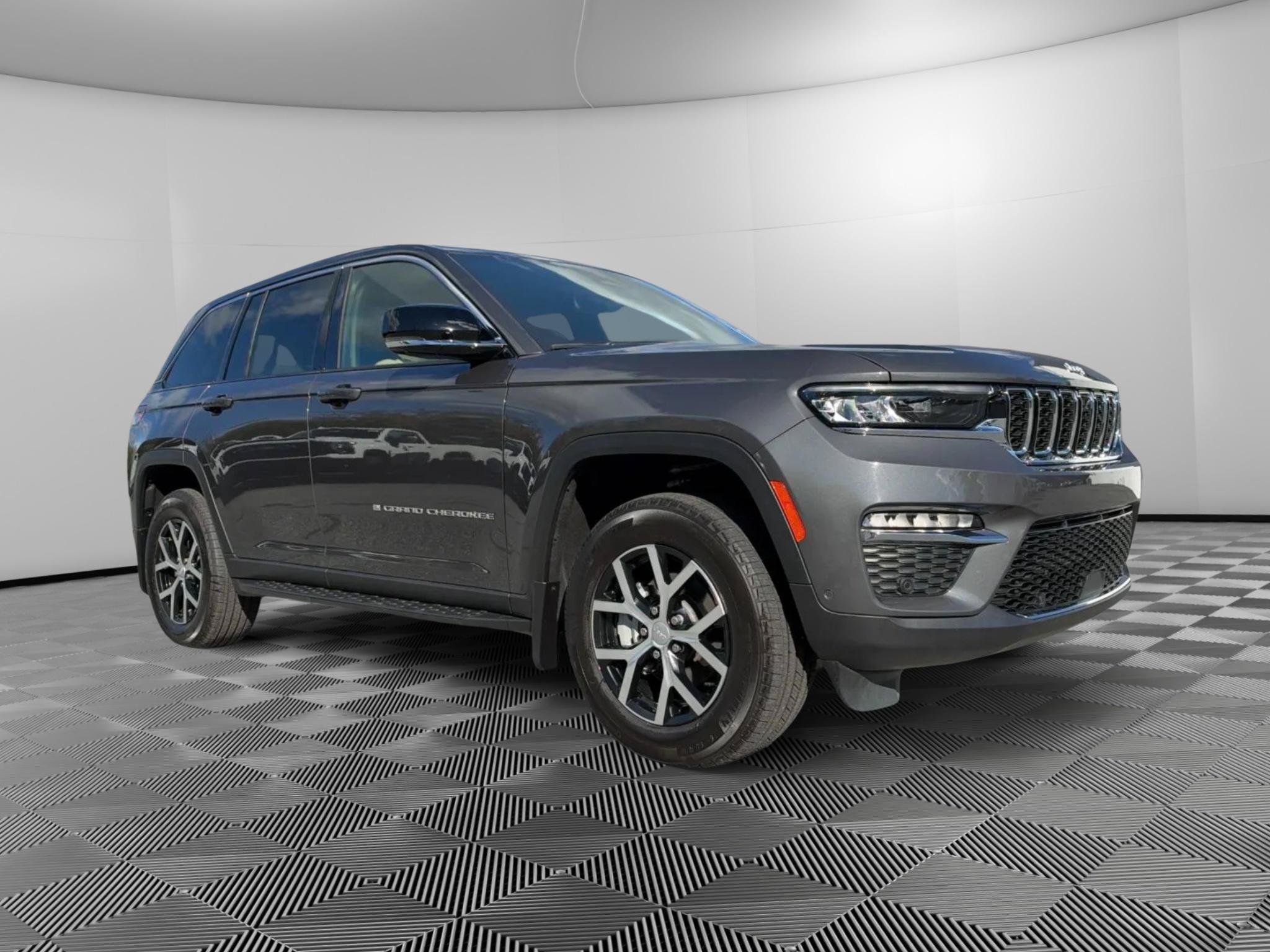 Used 2025 Jeep Grand Cherokee Limited w/ Luxury Tech Group II AWD/4WD image 2