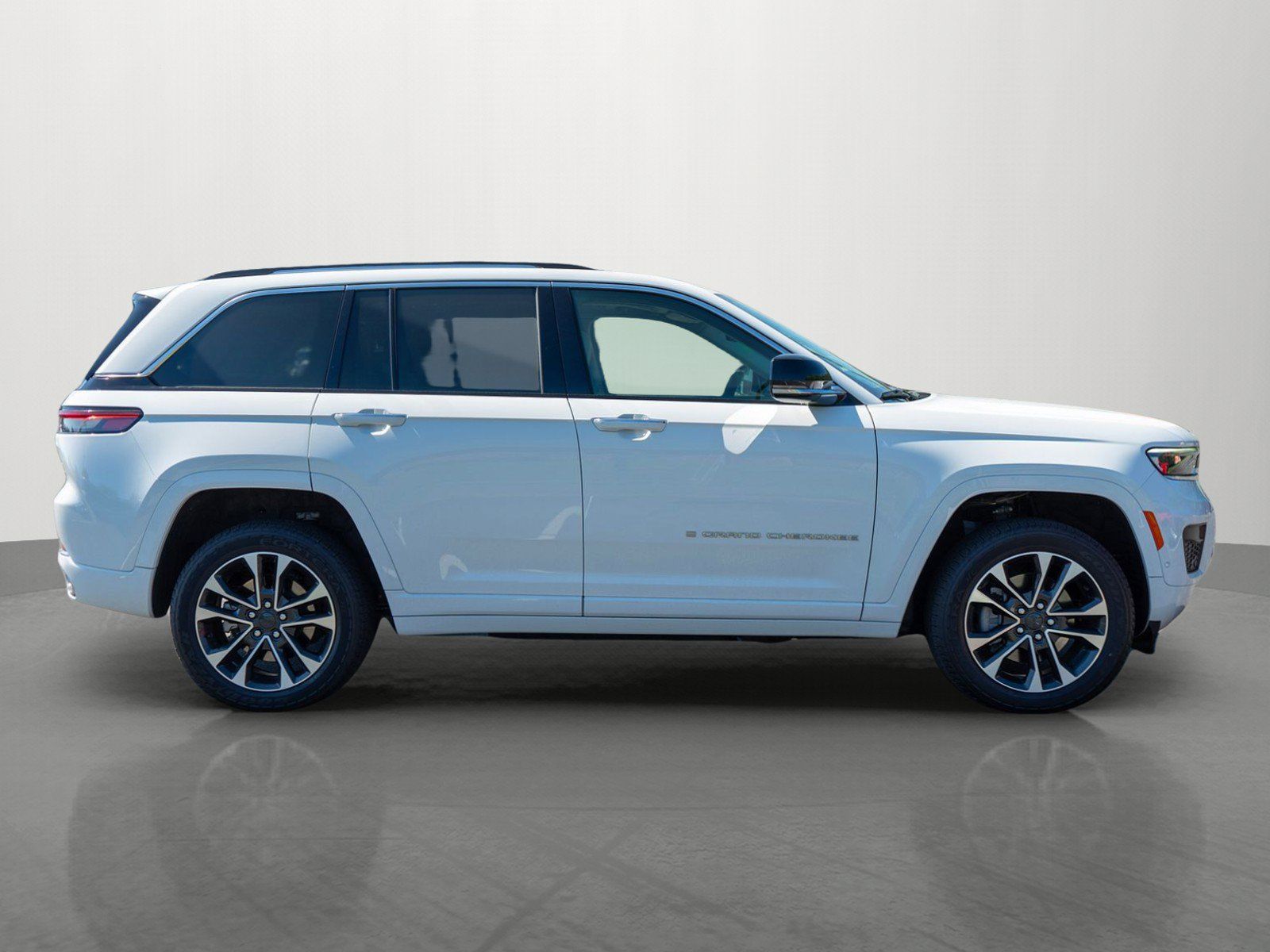 Used 2022 Jeep Grand Cherokee Overland w/ Luxury Tech Group IV AWD/4WD image 8