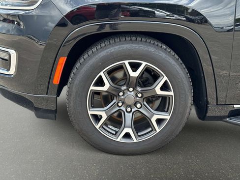 Used 2024 Jeep Wagoneer L Series III w/ Flexible Seating Group AWD/4WD image 11