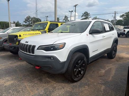 Used 2019 Jeep Cherokee Trailhawk AWD/4WD image 2