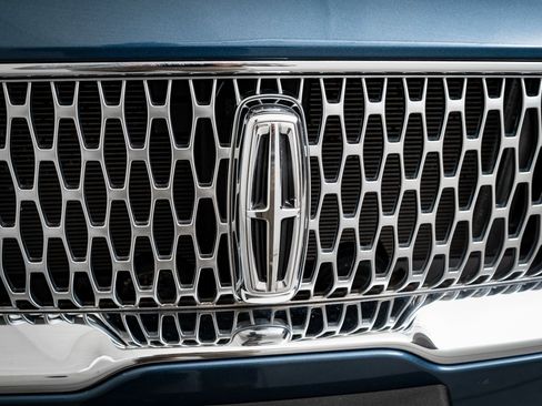 Used 2019 Lincoln Nautilus Select image 3