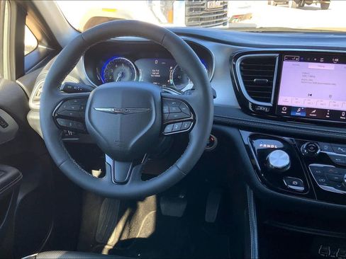 Used 2025 Chrysler Pacifica Limited image 5