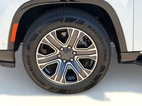 Used 2024 Jeep Wagoneer L Series II w/ Flexible Seating Group RWD image 13