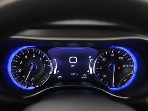 Used 2022 Chrysler Pacifica Touring-L image 27