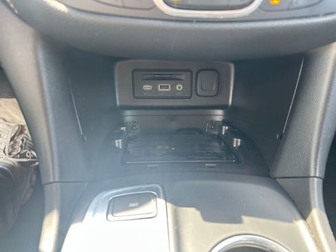 Used 2020 Chevrolet Equinox Premier image 22