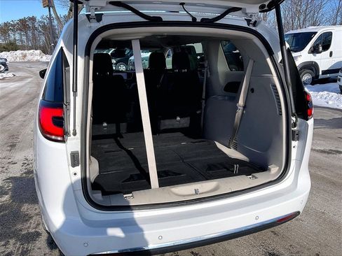 Used 2023 Chrysler Pacifica Touring-L image 34