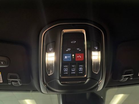 Used 2025 Jeep Grand Cherokee Overland w/ Luxury Tech Group IV AWD/4WD image 16